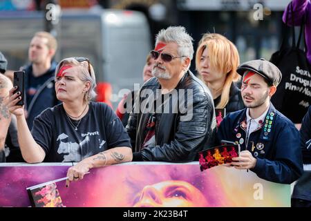 Camden, Londra, Regno Unito. 22nd settembre 2022. Una cerimonia di presentazione della pietra di David Bowie sulla prestigiosa Music Walk of Fame di Londra a Camden. Amici, collaboratori e fan hanno reso omaggio all'artista nato a Londra, ampiamente considerato come uno dei musicisti più influenti di tutti i tempi. La scoperta della pietra, di fronte alla stazione della metropolitana di Camden Town, è parte di una celebrazione di 75 anni di Bowie quest'anno. Amanda Rose/Alamy Live News Foto Stock