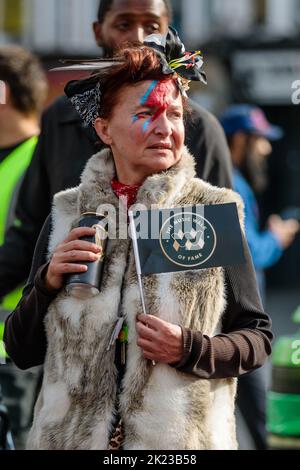 Camden, Londra, Regno Unito. 22nd settembre 2022. Una cerimonia di presentazione della pietra di David Bowie sulla prestigiosa Music Walk of Fame di Londra a Camden. Amici, collaboratori e fan hanno reso omaggio all'artista nato a Londra, ampiamente considerato come uno dei musicisti più influenti di tutti i tempi. La scoperta della pietra, di fronte alla stazione della metropolitana di Camden Town, è parte di una celebrazione di 75 anni di Bowie quest'anno. Amanda Rose/Alamy Live News Foto Stock