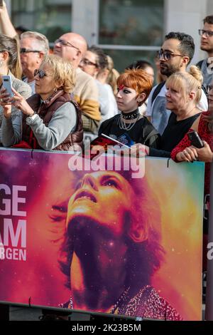 Camden, Londra, Regno Unito. 22nd settembre 2022. Una cerimonia di presentazione della pietra di David Bowie sulla prestigiosa Music Walk of Fame di Londra a Camden. Amici, collaboratori e fan hanno reso omaggio all'artista nato a Londra, ampiamente considerato come uno dei musicisti più influenti di tutti i tempi. La scoperta della pietra, di fronte alla stazione della metropolitana di Camden Town, è parte di una celebrazione di 75 anni di Bowie quest'anno. Amanda Rose/Alamy Live News Foto Stock