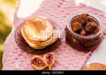 Pancake americani fatti in casa con fichi e miele. Colazione sana al mattino. Stile rustico Foto Stock