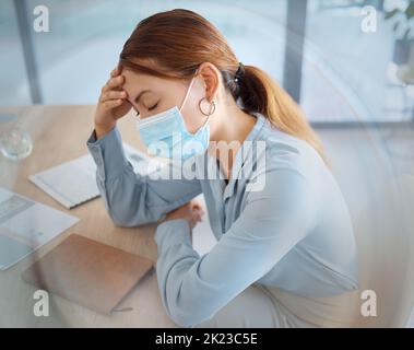 Covid, mal di testa e maschera facciale su donna d'affari in ufficio compliance, startup aziendale e società. Malato, ansia e burnout lavoratore o stanco Foto Stock