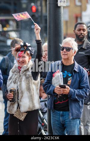 Camden, Londra, Regno Unito. 22nd settembre 2022. Una cerimonia di presentazione della pietra di David Bowie sulla prestigiosa Music Walk of Fame di Londra a Camden. Amici, collaboratori e fan hanno reso omaggio all'artista nato a Londra, ampiamente considerato come uno dei musicisti più influenti di tutti i tempi. La scoperta della pietra, di fronte alla stazione della metropolitana di Camden Town, è parte di una celebrazione di 75 anni di Bowie quest'anno. Amanda Rose/Alamy Live News Foto Stock