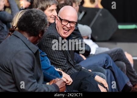 Camden, Londra, Regno Unito. 22nd settembre 2022. Una cerimonia di presentazione della pietra di David Bowie sulla prestigiosa Music Walk of Fame di Londra a Camden. Amici, collaboratori e fan hanno reso omaggio all'artista nato a Londra, ampiamente considerato come uno dei musicisti più influenti di tutti i tempi. La scoperta della pietra, di fronte alla stazione della metropolitana di Camden Town, è parte di una celebrazione di 75 anni di Bowie quest'anno. Amanda Rose/Alamy Live News Foto Stock