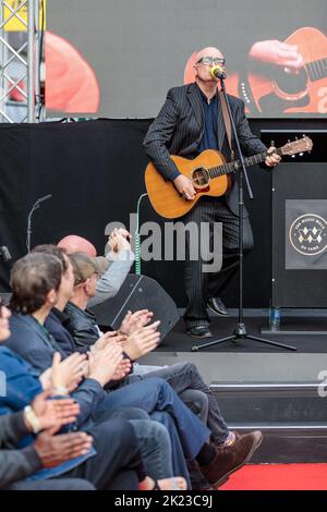 Camden, Londra, Regno Unito. 22nd settembre 2022. Una cerimonia di presentazione della pietra di David Bowie sulla prestigiosa Music Walk of Fame di Londra a Camden. Amici, collaboratori e fan hanno reso omaggio all'artista nato a Londra, ampiamente considerato come uno dei musicisti più influenti di tutti i tempi. La scoperta della pietra, di fronte alla stazione della metropolitana di Camden Town, è parte di una celebrazione di 75 anni di Bowie quest'anno. Amanda Rose/Alamy Live News Foto Stock