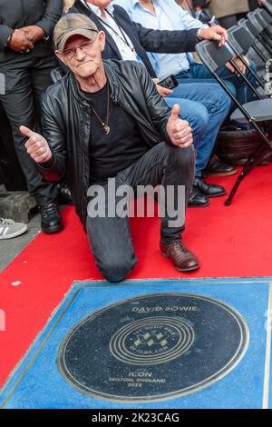 Camden, Londra, Regno Unito. 22nd settembre 2022. Una cerimonia di presentazione della pietra di David Bowie sulla prestigiosa Music Walk of Fame di Londra a Camden. Amici, collaboratori e fan hanno reso omaggio all'artista nato a Londra, ampiamente considerato come uno dei musicisti più influenti di tutti i tempi. La scoperta della pietra, di fronte alla stazione della metropolitana di Camden Town, è parte di una celebrazione di 75 anni di Bowie quest'anno. Amanda Rose/Alamy Live News Foto Stock