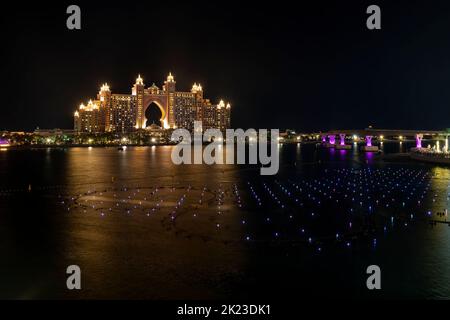 The Point, Vista di spettacolari fuochi d'artificio con fontana danzante. Atlantis Palm Jumeirah Dubai Foto Stock