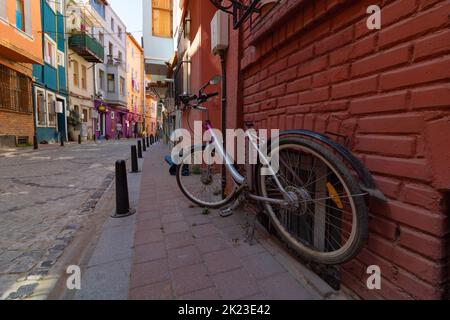 Una bicicletta nella strada del quartiere Balat di Istanbul. Istanbul Turchia - 8.20.2022 Foto Stock