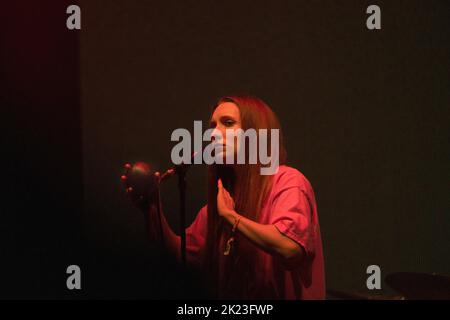 Florence Shaw from Dry Cleaning suonando sul far out Stage al festival musicale Green Man 2022 in Galles, Regno Unito, 2022 agosto. Foto: Rob Watkins/Alamy Foto Stock