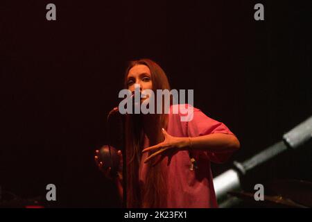 Florence Shaw from Dry Cleaning suonando sul far out Stage al festival musicale Green Man 2022 in Galles, Regno Unito, 2022 agosto. Foto: Rob Watkins/Alamy Foto Stock