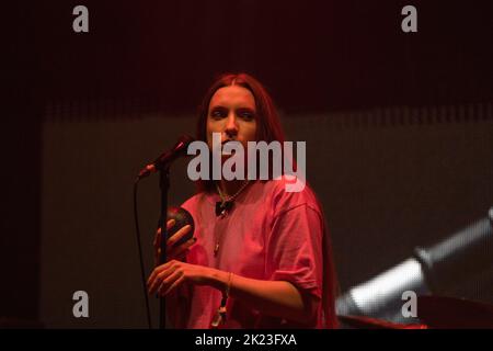 Florence Shaw from Dry Cleaning suonando sul far out Stage al festival musicale Green Man 2022 in Galles, Regno Unito, 2022 agosto. Foto: Rob Watkins/Alamy Foto Stock