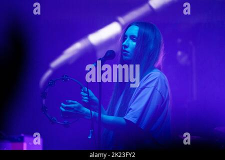 Florence Shaw from Dry Cleaning suonando sul far out Stage al festival musicale Green Man 2022 in Galles, Regno Unito, 2022 agosto. Foto: Rob Watkins/Alamy Foto Stock