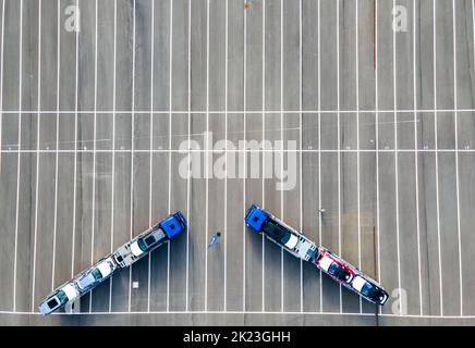 Rostock, Germania. 22nd Set, 2022. Due autotrasportatori si trovano nell'area di parcheggio ancora vuota per le auto nuove sul sito del terminal auto nel porto di Rostock. (Vista aerea con un drone) nell'ottobre 2020, è iniziata la progettazione del terminal dei veicoli con 75.000 metri quadrati di spazio, diversi vagli e accesso diretto ai posti barca. Nella zona è possibile parcheggiare un totale di 3.200 auto e l'azienda Autolink prevede 150.000 carichi all'anno. Credit: Jens Büttner/dpa/Alamy Live News Foto Stock