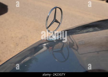 Felanitx, Spagna; settembre 18 2022: Simbolo della società automobilistica Mercedes-Benz, su una macchina grigia parcheggiata in strada Foto Stock