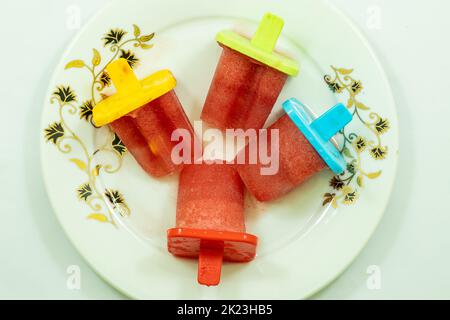 Gelato fatto in casa con cocomero e zucchero. E' delizioso e dal sapore di anguria. Ed è 100% biologico senza ingredienti extra in questo gelato Foto Stock