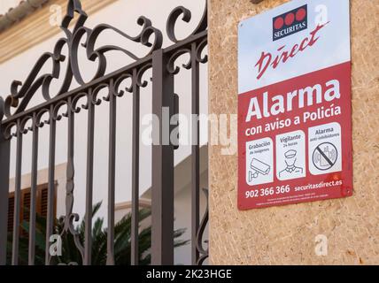 Felanitx, Spagna; settembre 18 2022: Segno della società di sicurezza diretta Securitas all'ingresso di una proprietà immobiliare. Isola di Maiorca, Spagna Foto Stock