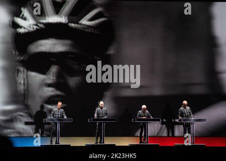 Kraftwerk ha messo in scena il loro show del 3D sul Mountain Stage al festival musicale Green Man 2022 in Galles, Regno Unito, il 2022 agosto. Fotografia: Rob Watkins/Alamy Foto Stock