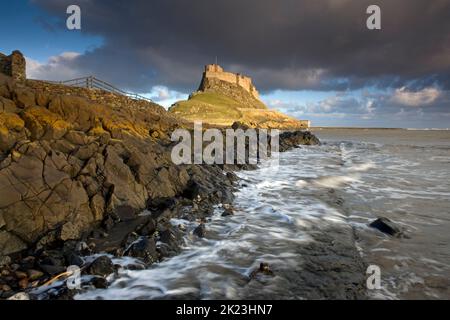 Il castello di Lindisfarne sull'Isola Santa di Lindisfarne è un'isola di marea sulla costa nord-orientale del Northumberland. Foto Stock