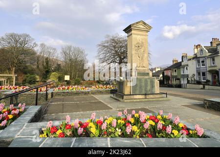 Fiori primaverili e memoriale di guerra nell'Upper Fitz Park, nella città di Keswick, nel Lake District National Park, Cumbria, Inghilterra, Regno Unito Foto Stock