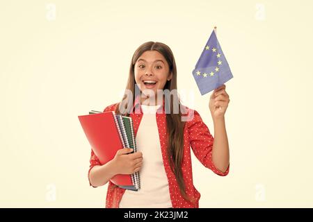 il bambino stupito studia all'estero. viaggia e impara la lingua straniera. la ragazza teen ha la bandiera dell'unione europea Foto Stock