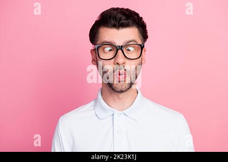 Primo piano foto di giovane attraente bello positivo faccia grimacing ragazzo pouted labbra sguardo infantile suo naso scherzo fumetto isolato di colore rosa Foto Stock