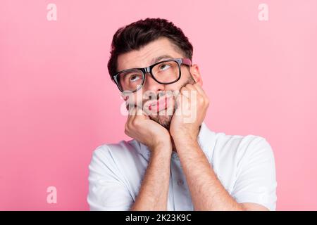 Primo piano foto di giovane bello divertente Unhappy ragazzo manager indossare occhiali pouted labbra Dreamy look vuoto spazio annuncio scelta isolato sul colore rosa Foto Stock