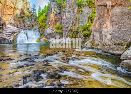 Cascata lungo tenderfoot creek nel piccolo belt le montagne vicino al bianco delle molle di zolfo, montana Foto Stock