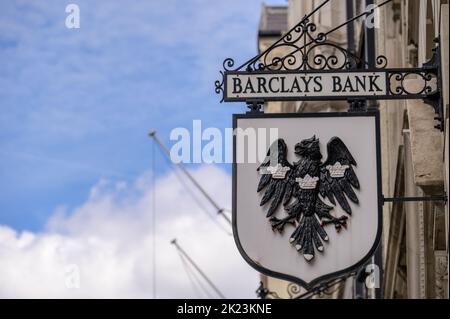 LONDRA - 21 maggio 2022: Tradizionale vecchio cartello Barclays Bank sul lato dell'edificio in Fleet Street Foto Stock