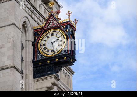 LONDRA - 21 maggio 2022: Primo piano dell'orologio sulle Corti reali di Giustizia Foto Stock