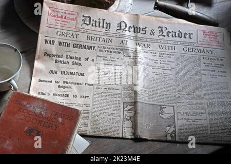 Notizie quotidiane e leader, 1914 titolo, Gran Bretagna in guerra con la Germania, su un tavolo da cucina Foto Stock