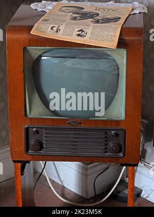 Original Bush, 1960s TV set, 405 linea ricevitore, con la guida televisiva a due canali, poggiando sulla parte superiore Foto Stock