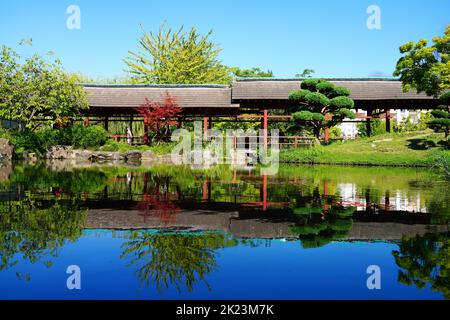 NANTES, FRANCIA -10 AGO 2022- Vista del giardino giapponese sull'isola Ile de Versailles sul fiume Erdre a Nantes, Francia. Foto Stock