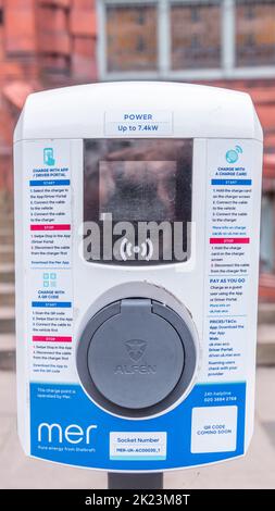 Regno Unito, Durham - 17 luglio 2022: Solo punto di ricarica dei veicoli elettrici. Concetto di Sutentability Foto Stock