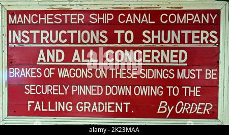 Segnale Manchester Ship Canal Company - istruzioni per gli shunters e tutti gli interessati. I freni dei carri su queste modanature devono essere fissati saldamente Foto Stock