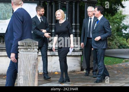 Politici tra cui il primo ministro Liz Truss il suo gabinetto lasciano la Cattedrale di San Paolo dopo aver assistito a un servizio per la morte della regina Elisabetta II Foto Stock