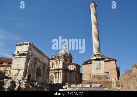 La colonna di Foca sul Foro Romano a Roma. Foto Stock