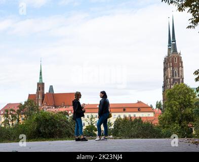 Wroclaw, Polonia - 27 settembre 2019: Due ragazze che chiacchierano tra loro per strada Foto Stock