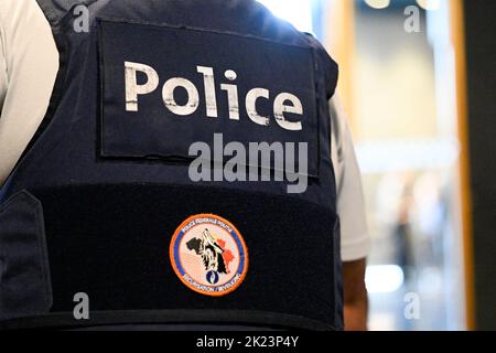 L'immagine mostra la polizia durante la sessione di costituzione della giuria per il processo di assise di Francis Vandy prima della Corte delle Assise della Provincia di Hainaut a Mons, giovedì 22 settembre 2022. L'ex commissario della polizia Vandy è accusato di aver ucciso i fratelli Constantin e Gabriel Tomescu, che pescavano nel suo stagno a Forchie-la-Marche nell'agosto 2019. FOTO DI BELGA LAURIE DIEFFEMBACQ Foto Stock