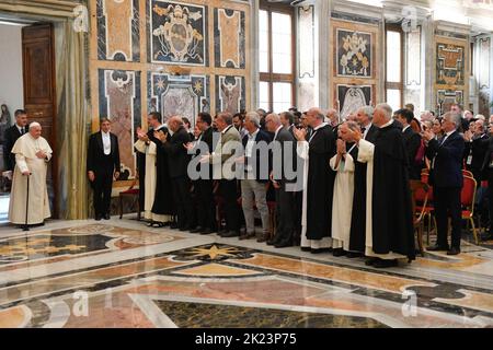 Vaticano, Vaticano. 22nd Set, 2022. Italia, Roma, Vaticano, 22/09/22 Papa Francesco riceve in udienza i partecipanti al Congresso Internazionale Thomistico, promosso dalla Pontificia Accademia di San Tommaso in Vaticano Fotografia dei media Vaticani/Stampa Cattolica Foto. LIMITATO AD USO EDITORIALE - NESSUN MARKETING - NESSUNA CAMPAGNA PUBBLICITARIA credito: Independent Photo Agency/Alamy Live News Foto Stock