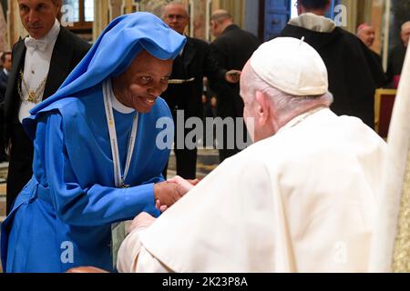 Vaticano, Vaticano. 22nd Set, 2022. Italia, Roma, Vaticano, 22/09/22 Papa Francesco riceve in udienza i partecipanti al Congresso Internazionale Thomistico, promosso dalla Pontificia Accademia di San Tommaso in Vaticano Fotografia dei media Vaticani/Stampa Cattolica Foto. LIMITATO AD USO EDITORIALE - NESSUN MARKETING - NESSUNA CAMPAGNA PUBBLICITARIA credito: Independent Photo Agency/Alamy Live News Foto Stock