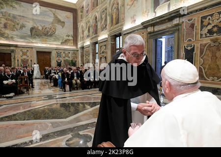 Vaticano, Vaticano. 22nd Set, 2022. Italia, Roma, Vaticano, 22/09/22 Papa Francesco riceve in udienza i partecipanti al Congresso Internazionale Thomistico, promosso dalla Pontificia Accademia di San Tommaso in Vaticano Fotografia dei media Vaticani/Stampa Cattolica Foto. LIMITATO AD USO EDITORIALE - NESSUN MARKETING - NESSUNA CAMPAGNA PUBBLICITARIA credito: Independent Photo Agency/Alamy Live News Foto Stock