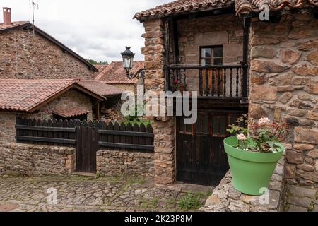 Barcena Mayor, Cabuerniga valle, con le tipiche case in pietra è uno del più bel villaggio rurale in Cantabria, Spagna. Foto Stock