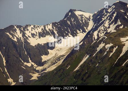 Vette innevate fotografate vicino Homer, Alaska. Homer è una città dell'Alaska di Stati Uniti d'America, situata nella Penisola del Kenai, nello stato federato del Jarsi. E' di 218 miglia (351 Foto Stock