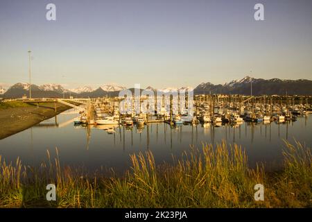 Porticciolo e porto di pesca fotografati vicino Homer, Alaska. Homer è una città dell'Alaska di Stati Uniti d'America, situata nella Penisola del Kenai, nello stato federato del Jarsi. Dista 351 km (218 mi) Foto Stock