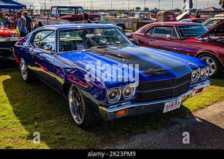 Daytona Beach, FL - 28 novembre 2020: Vista frontale d'angolo in prospettiva alta di una Chevrolet Chevelle SS 454 Sport Coupe 1970 in occasione di una fiera automobilistica locale. Foto Stock