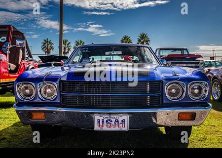 Daytona Beach, FL - 28 novembre 2020: Vista frontale in prospettiva bassa di una Chevrolet Chevelle SS 454 Sport Coupe 1970 in una fiera automobilistica locale. Foto Stock