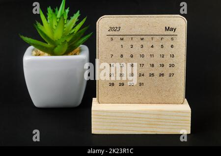 Maggio 2023 Calendario mensile da tavolo per 2023 anno su sfondo nero. Foto Stock