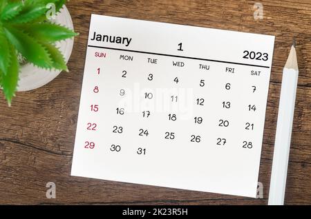 Gennaio 2023 Calendario mensile di 2023 anno con matita su tavola di legno. Foto Stock