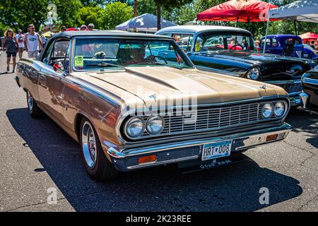 Falcon Heights, MN - 18 giugno 2022: Vista frontale d'angolo in prospettiva alta di una Chevrolet Chevelle Malibu SS Convertibile 1964 ad una fiera automobilistica locale. Foto Stock