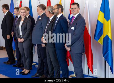 22 settembre 2022, Meclemburgo-Pomerania occidentale, Rostock: Manuela Schwesig (SPD, 3rd da sinistra), il Ministro Presidente del Meclemburgo-Pomerania occidentale, accoglie ospiti dei paesi partecipanti all'inizio della conferenza imprenditoriale della Giornata del Mar Baltico. L'evento è stato organizzato in collaborazione con le camere dell'industria e del commercio (IHK) e si svolgerà ogni due anni in futuro. Tra il 2014 e il 2021, un evento simile si è tenuto nel nord-est con la Russia Day, che ha lo scopo di promuovere i legami tra Meclemburgo-Pomerania occidentale e la Russia e ha da allora ape Foto Stock