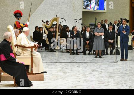 Vaticano, Vaticano. 22nd Set, 2022. Italia, Roma, Vaticano, 22/09/22 Papa Francesco parla in udienza ai partecipanti al Global Meeting di Deloitte nella sala Paolo VI in Vaticano. Foto di Vatican Media/Catholic Press Foto. LIMITATO AD USO EDITORIALE - NESSUN MARKETING - NESSUNA CAMPAGNA PUBBLICITARIA credito: Independent Photo Agency/Alamy Live News Foto Stock